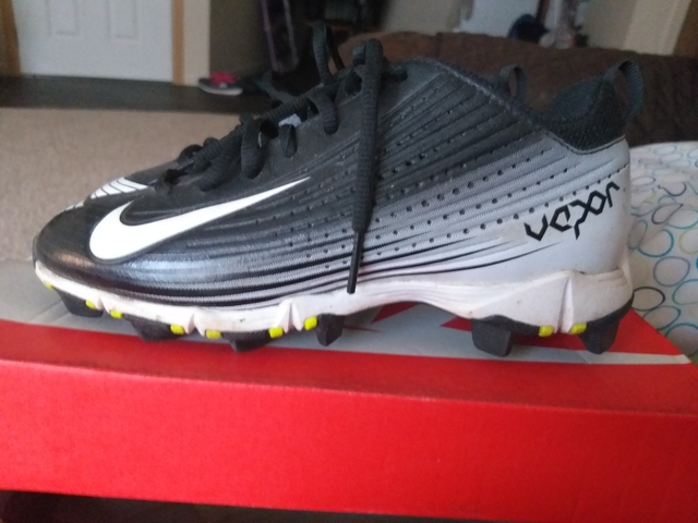 boys football shoes