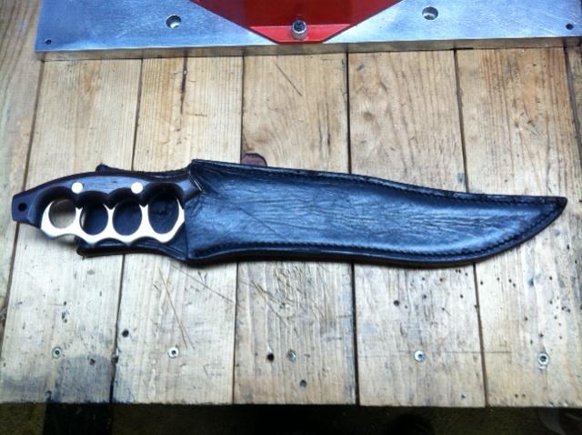 bowie knife with brass knuckles