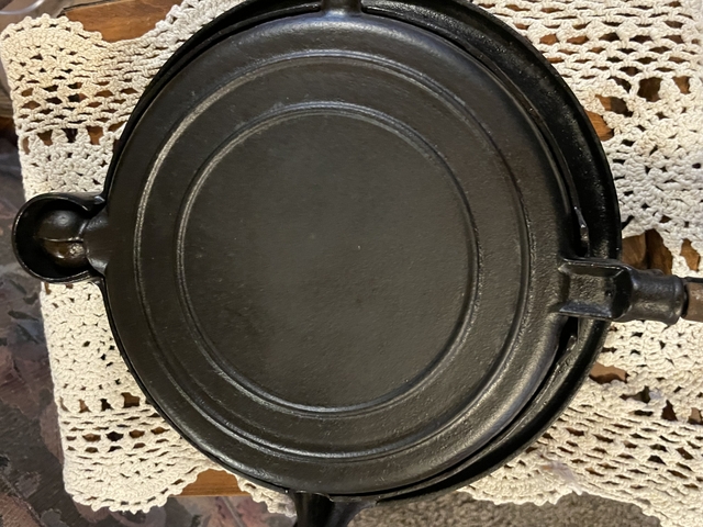 LEE’S LIGHTNING LEE’S HARDWARE CAST IRON WAFFLE IRON - Nex-Tech Classifieds