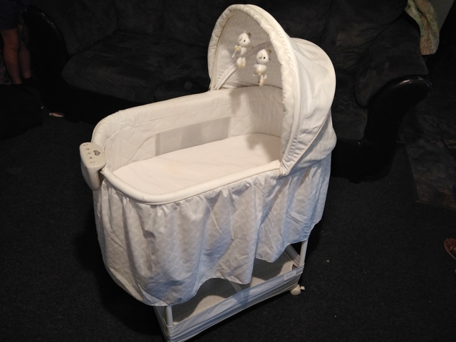 delta bassinet vibrate