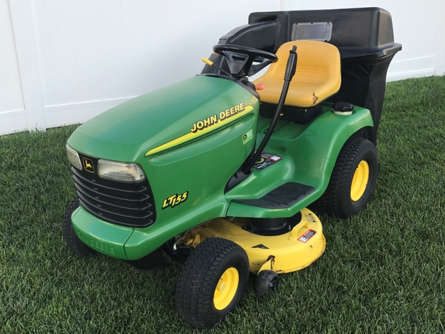 John Deere LT155 Riding Mower w Bagging System