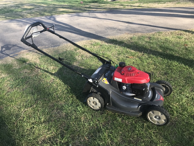 SOLD Honda HRX217VKA Self Propelled Walk Behind Lawn Mower