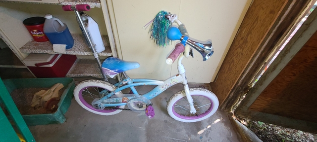 Little girls frozen online bike