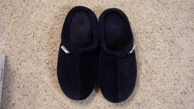 Brookstone slippers best sale tempur pedic