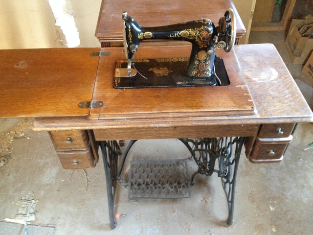 Foot Operated Singer Sewing Machine - Nex-Tech Classifieds