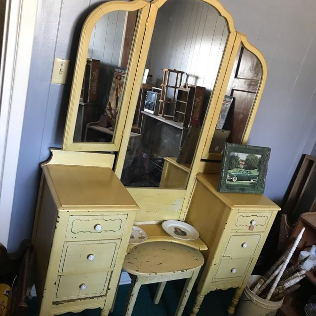 Vintage Yellow Chippy Paint Vanity Set, Old Fashioned Vanity Set