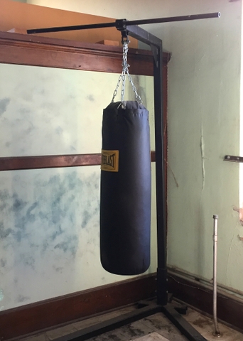 Everlast 80 Lbs Heavy Bag With Stand Gloves