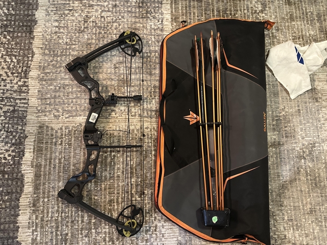 XGear Compound Bow w arrows and Case - Nex-Tech Classifieds