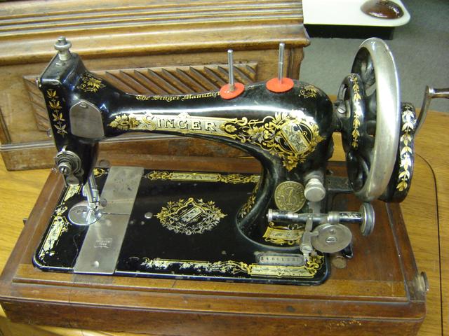 ANTIQUE VINTAGE SINGER SEWING MACHINE CASE HAND OPERATED