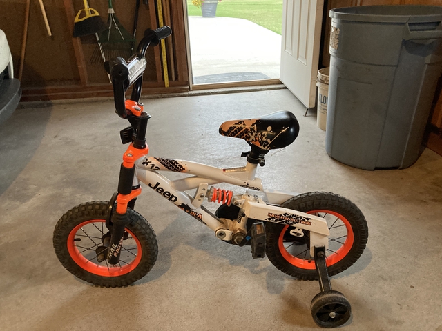 Jeep bike with training clearance wheels